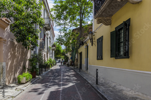 Zdjęcie XXL Plaka, Ateny. Wąska uliczka z tradycyjnymi domami