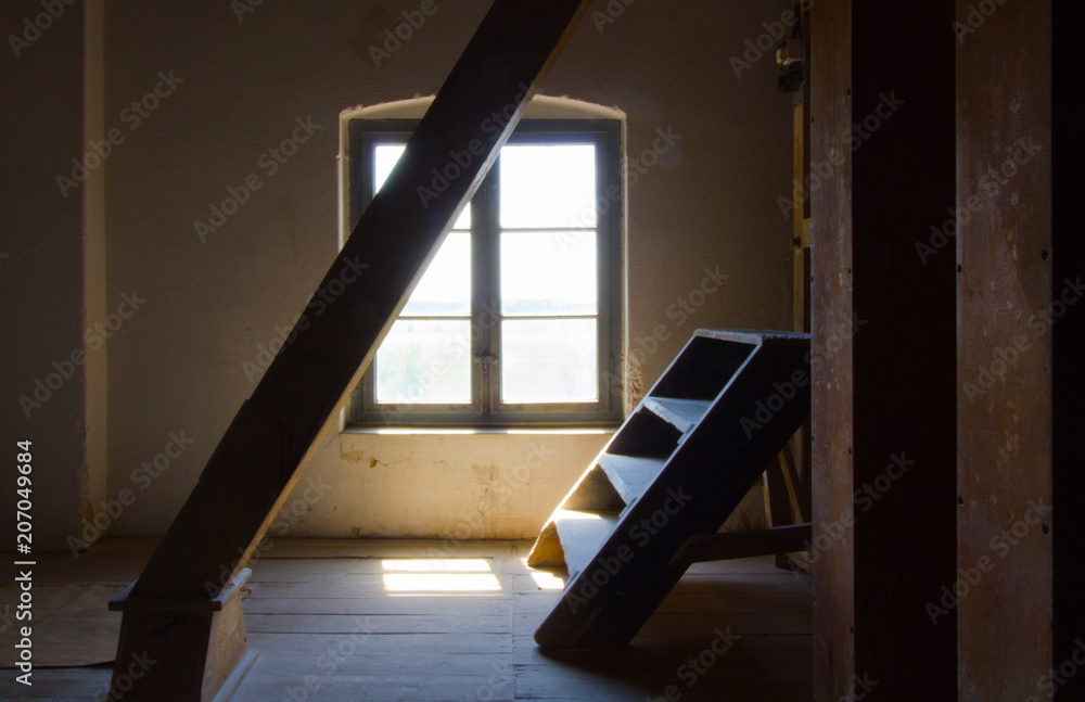 Okno i drewniane schody w stary, ciągle pracującym młynie zbożowy. - obrazy, fototapety, plakaty 
