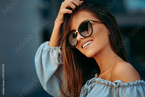 Cuadros en Lienzo Portrait of a beautiful young woman in the city