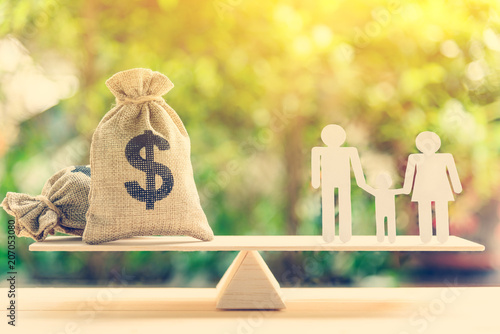 Fotografía Money saving for kids, family financial wealth management concept : Dollar or cash in hemp bags or burlap sacks and a white paper cut (dad, mom and son) on wood balance scale