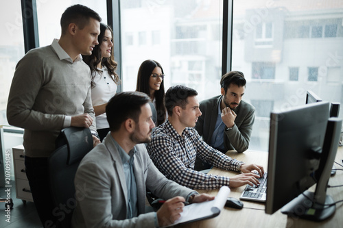 Бизнес проект ловких комбинаторов Picture of business people working together in office фотография Stock Adobe Sto