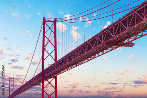 Zdjęcie XXL Most 25 de Abril w Lizbonie. Punkty zainteresowania i architektura w Portugalia Zmierzchu krajobraz