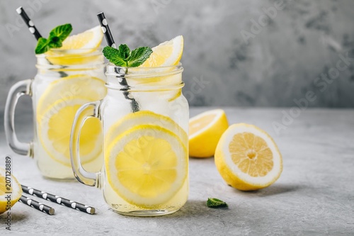 Foto-Lamellenvorhang - Homemade refreshing summer lemonade drink with lemon slices and ice in mason jars (von nblxer)