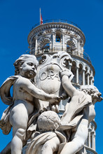 Detailaufnahme Des Brunnen Putti Fountain Und Des Schiefen Turm Von Pisa Am Platz Piazza Dei Miracoli In Pisa,Toskana, Italien