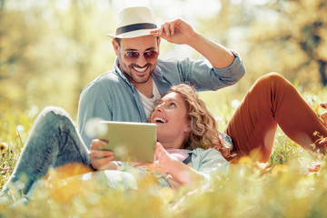 Wall Mural - Couple on picnic