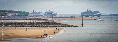 Cuadros en Lienzo Queen Mary2, Queen Elizabeth and Queen Victoria in Liverpool to Celebrate the 17