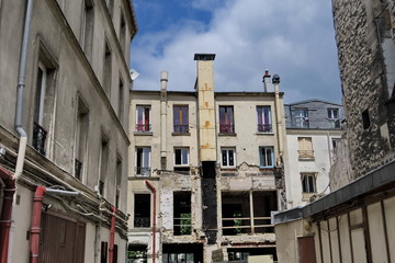 Poster - Maison partiellement démolie. Chantier de rénovation.