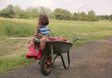 Fototapeta Młodzieżowe - Petit garçon observe la nature et mange une pomme. Nature