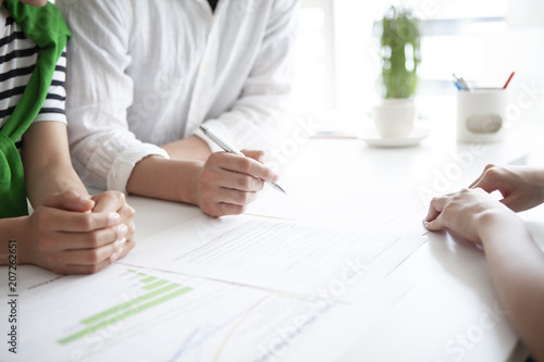 Fotografia, Obraz  明るい将来を目指し契約書にサインする新婚夫婦