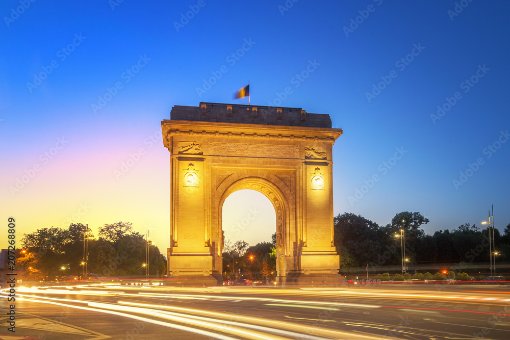 Obraz na płótnie Bucharest, The Triumphal Arch (Arcul de Triumf) at dusk w salonie