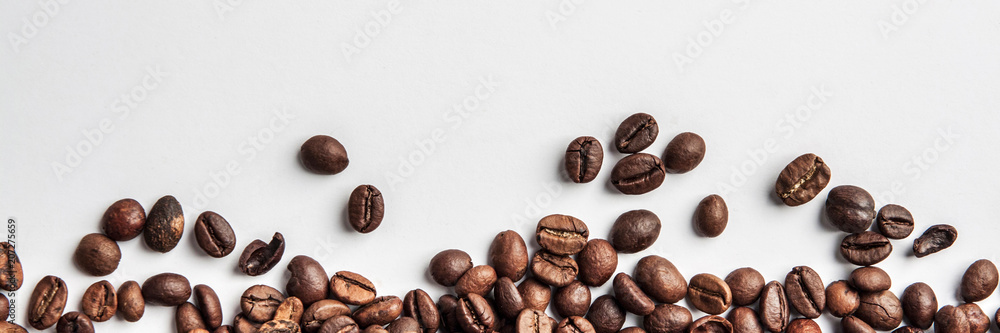 Panorama with coffee scattered on a white background - obrazy, fototapety, plakaty 