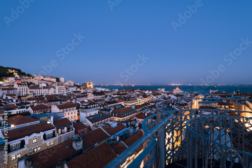 Plakat Podniesiony widok na panoramę Lizbony.