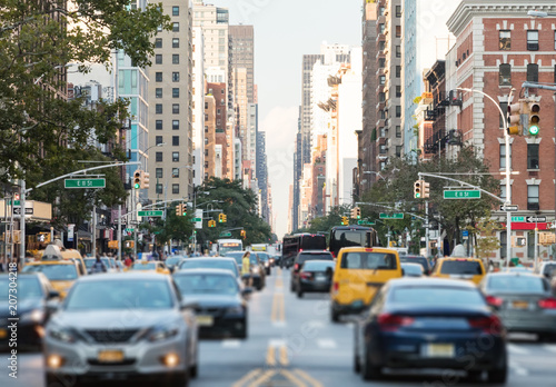 Plakat New York City zajęty scena uliczna z samochodów i ludzi wzdłuż 3rd Avenue w East Village na Manhattanie