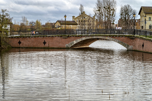 Zdjęcie XXL Stary cegła most przez jezioro w Gdańskim Polska