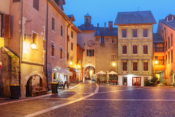 Fototapete - Sainte-Claire gate with clock tower and Place Sainte-Claire in Old Town at rainy night, Annecy, France