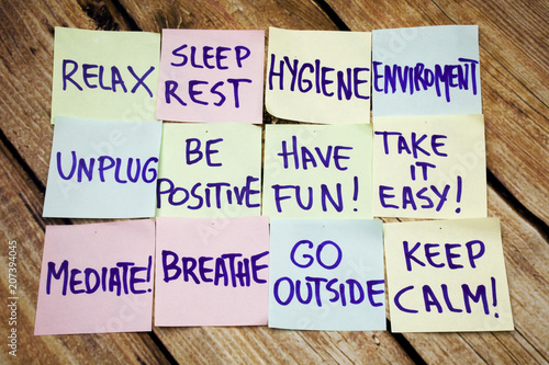 Fotomural Health and positive handwritten notes on the papers with retro wooden bark background