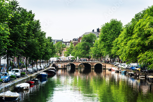 Plakat Amsterdam, holandie - Maj 23, 2018: Piękny uliczny widok Tradycyjni starzy budynki w Amsterdam, holandie