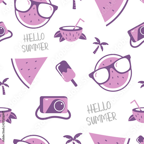 lato-deseniowy-tlo-z-reka-rysujacym-stylem-arbuz-kokos-aparat-fotograficzny-palmy-lody-i-okulary-przeciwsloneczne-grafika