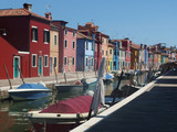 Włochy, Wenecja - Wyspa Burano - znana z tęczowo malowanych domów