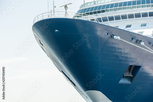 Fényképezés  Bug eines großen Kreuzfahrtschiffes mit Textfreiraum