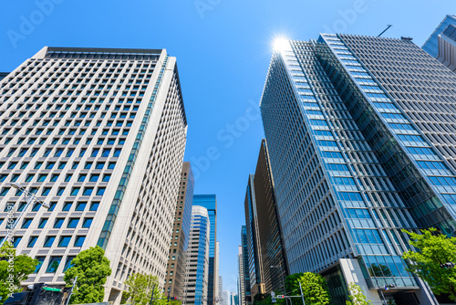 Fotografía 初夏の高層ビル群 Tokyo city landscape and fresh green in Otemachi Marunouchi