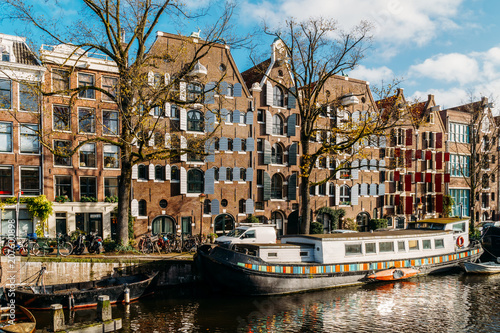 Zdjęcie XXL Piękna architektura holenderskich domów i łodzi na Amsterdam Canal jesienią