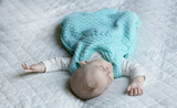 Fototapeta Młodzieżowe - Bébé dort paisiblement avec sa gigoteuse
