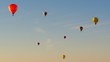 Balony na tle wieczornego nieba - sporty i wyzwania powietrzne