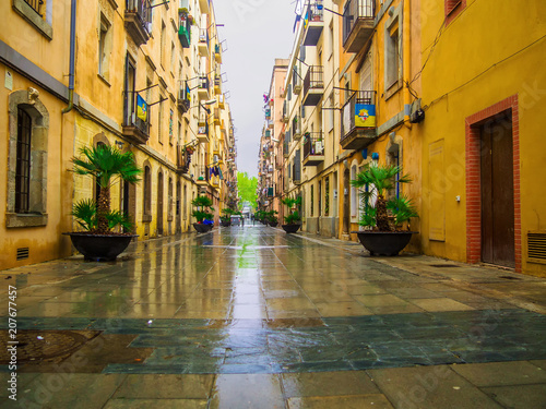 Zdjęcie XXL Barcelona Hiszpania, Kwiecień, - 11, 2018: Ulica w sąsiedztwie Barceloneta dzień ulewny deszcz