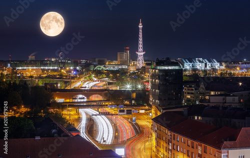 Plakat Wieża radiowa w Berlinie w nocy z pełnymi ustami
