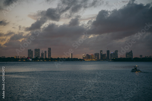 Plakat Różowy zachód słońca nad Miami downtown od morza