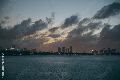 Plakat Różowy zachód słońca nad Miami downtown od morza