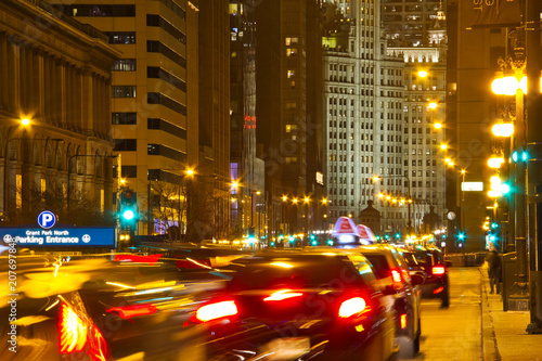 Plakat Obraz nocnych świateł samochodów w Chicago Michigan Avenue.