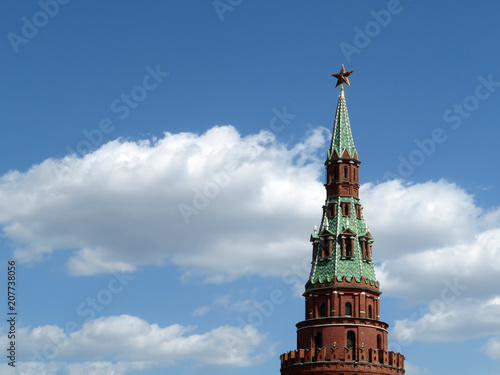 Zdjęcie XXL Rosyjska rewolucjonisty gwiazda na wierza Moskwa Kremlin. Borovitsky wierza przeciw chmurnemu niebieskiemu niebu