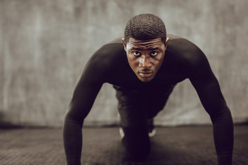 Crossfit guy training at the gym