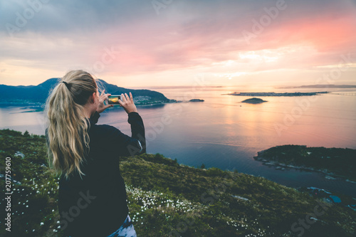Foto Tourist take a photo of beautful nordic landscape.