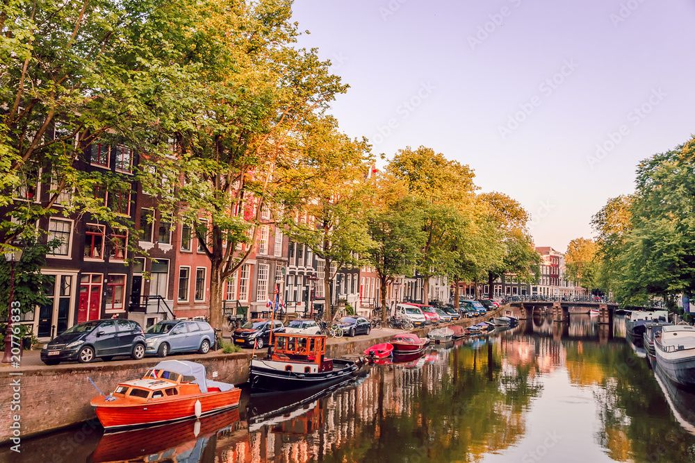 Obraz na płótnie sunrise on the streets and canals of amsterdam w salonie