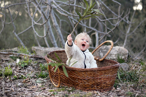 Petit Bebe Garcon Assis Dans Son Panier Avec Une Petite Branche Dans Les Mains Comme Si C Etait Son Bateau Jeux D Enfants Stock Photo Adobe Stock Petit Bebe Garcon Assis Dans Son Panier Avec Une Petite Branche Dans Les Mains Comme Si C Etait Son Bateau Jeux D Enfants Stock Photo Adobe Stock