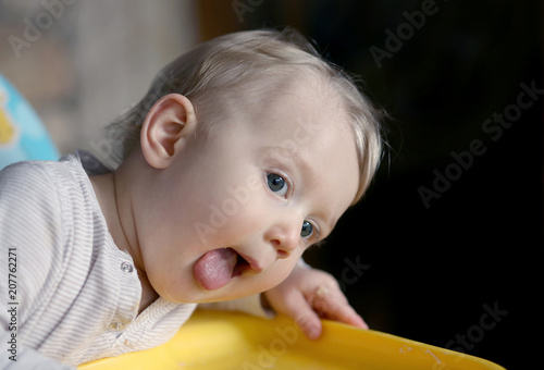 Petit Bebe Garcon Tres Curieux Assis Dans Sa Chaise Haute Tire La Langue Photo Stock Adobe Stock Petit Bebe Garcon Tres Curieux Assis Dans Sa Chaise Haute Tire La Langue Photo Stock Adobe Stock
