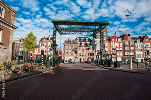 Zdjęcie XXL Architektura Amsterdam z starym metalu mostem