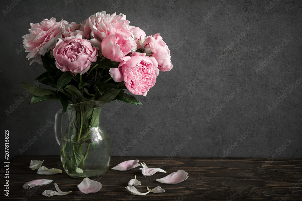 Obraz na płótnie Still life with a beautiful bouquet of pink peony flowers. holiday or wedding background w salonie