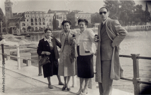 FOTO ANTICA CON GRUPPO ELEG...