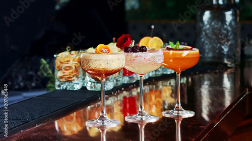 Cuadros en Lienzo three exquisite cocktails at the bar