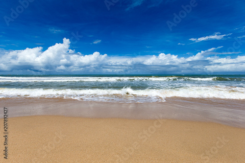 Cuadros en Lienzo Sea view from tropical beach with sunny sky