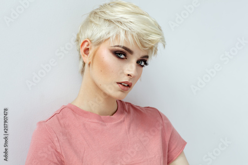 Zdjęcie XXL Piękno portret kobiecej twarzy z naturalną skórą na białym tle