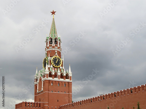Plakat Spasskaya wieża Kremla w Moskwie na tle dramatycznego nieba burzy. Symbol władzy rosyjskiej, turystyczny punkt orientacyjny na placu czerwonym