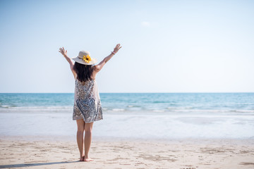 Canvas Print - Asian girl on the beach