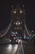 Puente con tráfico en la noche de Londres, Gran Bretaña
