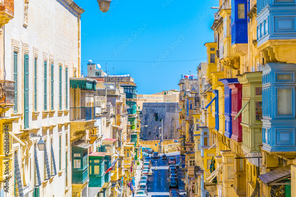 Obraz na płótnie Facades of historical houses in the old town of Valletta, Malta w salonie