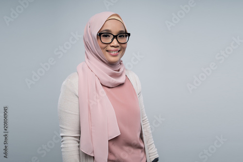 Fotografía a malay woman using gadget on gray background